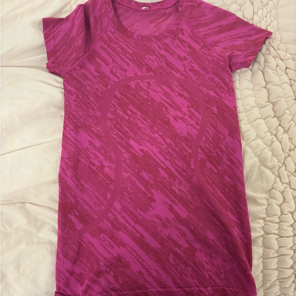 lululemon athletica Magenta Short Sleeve Tee